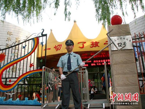 石家庄学校出现钢叉保安 联合执勤护校