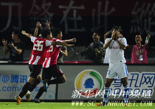 足球中超:成都谢菲联战平深圳红钻