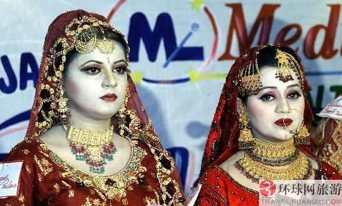 巴基斯坦婚礼风情:手捧纸花圈(组图)_新闻滚