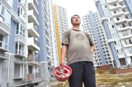 小伙背矿石念完高中 当农民工赚钱读大学(图)_