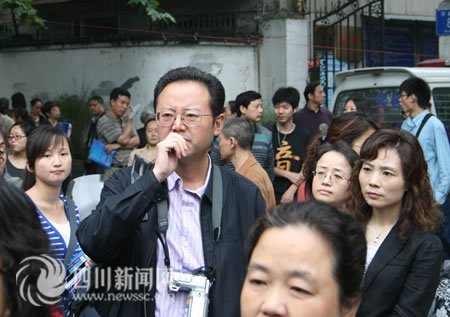 高考表情:家长紧张 学生轻松(组图)_新闻滚动