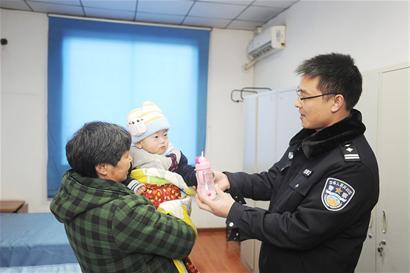 在逃爸爸临时羁押 民警化身奶爸奶妈