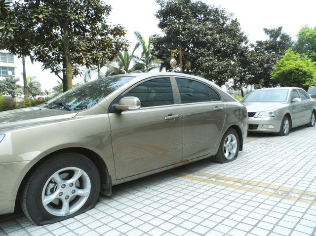 泸州某小区10多辆小车遭扎胎 疑乱停在盲道所