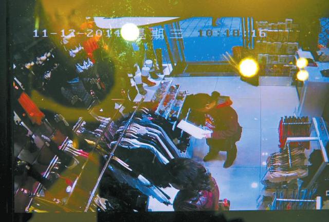 达州4名女子组团进店<em>偷胸罩</em>