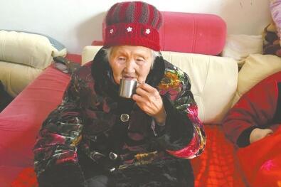 广元现92岁女酒仙 每天喝近一斤白酒60年没