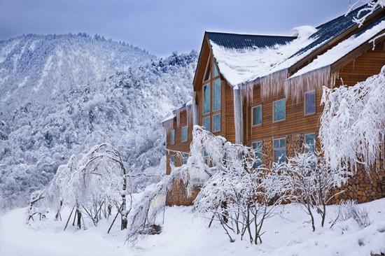 滑雪场景区自驾车成都—成温邛高速公路,大邑出口转上西岭雪山花水湾