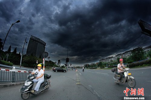 第六号超强台风马鞍侵袭浙江绍兴 白昼如夜