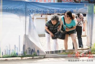 直击南充街头不文明现象 市民钻围栏过马路