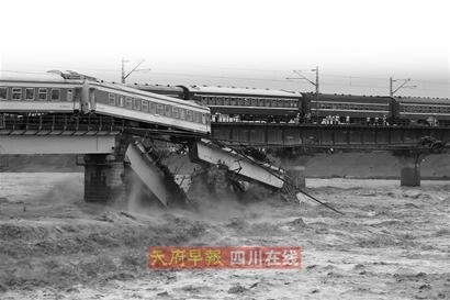 列车广汉坠河 火车司机紧急停车救下一车人