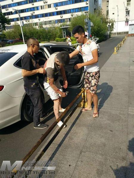 绵阳上演6分钟生命大营救 交警开道送伤者就医