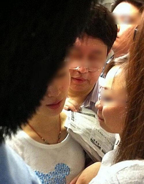 沪地铁高峰出现<em>咸猪手</em> <em>女士</em>竟无反应(图)_大