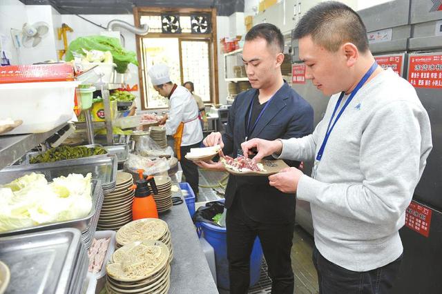 一个人进饭馆和医院猜一成语_一个人一只鸟成语猜图