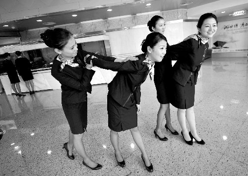 成都海选空姐 足球宝贝空乘学生凑热闹(图)_旅