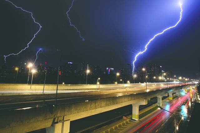 成都18日晚遭遇雷雨袭击 城市夜空划过一道道闪电