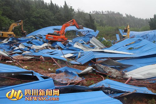 南充:乱搭乱建捞补偿 潆溪10余万平方米钢架