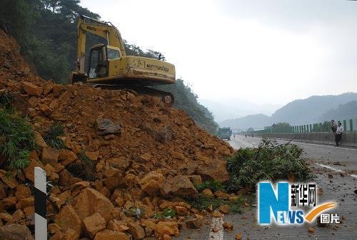 6月15日，公路抢险人员在清连高速公路发生塌方的地段抢修。新华社发（曹菁 摄）