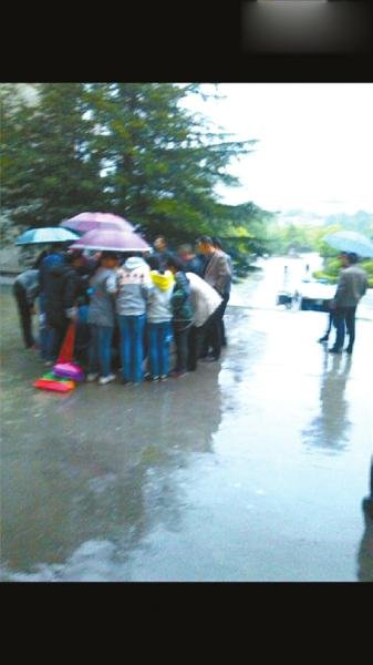 仪陇高中男生学校跳楼昏迷 缘起两块手机电池