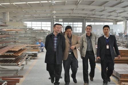 雅安市委统战部一行来到千川木门参观考察