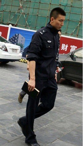 成都帅哥警察被游客偷拍