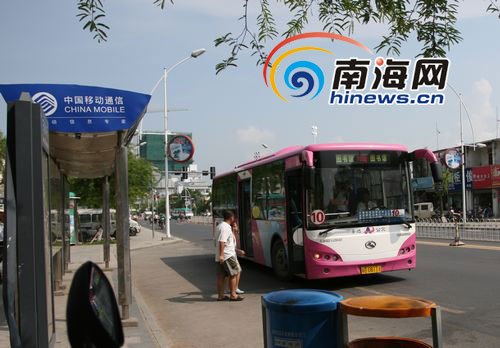直击三亚公交车站怪象(组图)