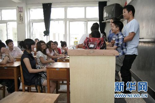 脆骨症男生被同学抱着上大学 学校对他特殊照