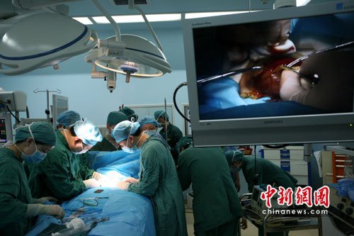 重庆一新生儿肚子长瘤 体外囊膜包裹裸露肝脏