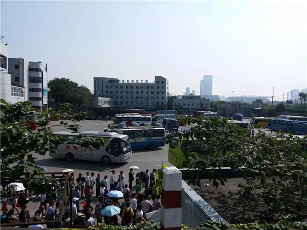 成都春熙路商圈车流量增大 五桂桥车站滞留数