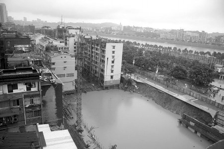 内江一在建楼盘外公路塌陷 无人员伤亡(图)_市