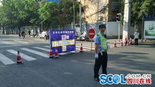 成都7中考点门口交通管制 禁止社会车辆通行