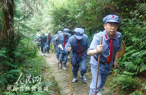中青班学员重走挑粮小道 放声朗诵<em>毛</em>主席诗词