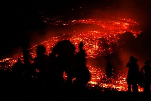冒死探险!游客围观危地马拉火山喷发美景(组图