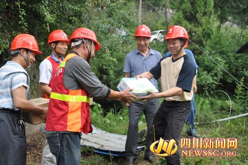 巴中市经委、电业局领导督查南江供电公司农网