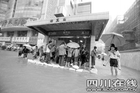 暴雨袭广州 地铁站遭倒灌被迫封闭4小时_新闻