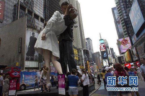 纽约时报广场举行接吻比赛纪念二战结束65周年 组图_大成网_腾讯网