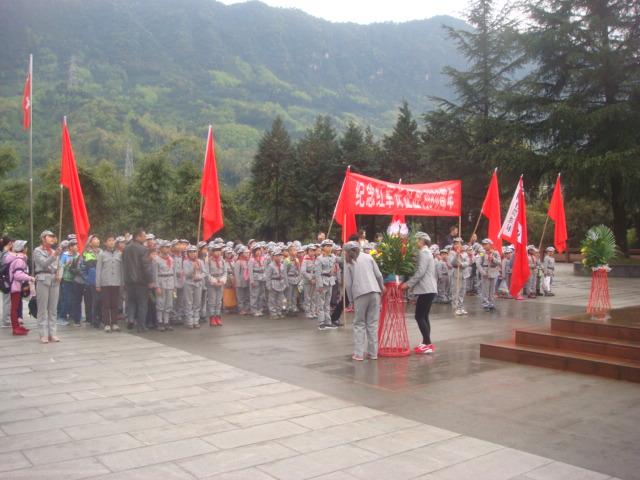 高何中心小学:传承红军精神 远足红军长征纪念