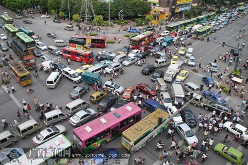 南宁:红绿灯停工 路口大堵车