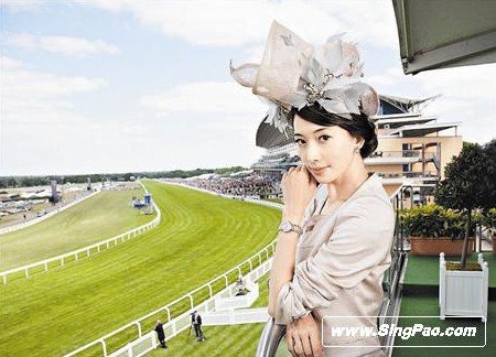 图文:林志玲出席英皇家赛马会 扮贵族戴精致礼