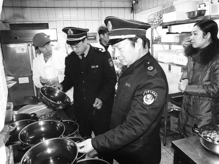 173家火锅亮出一次性锅底 可打包哦