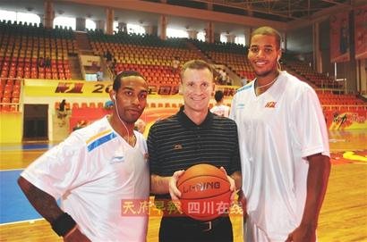 3个火枪手 撑起金强男篮