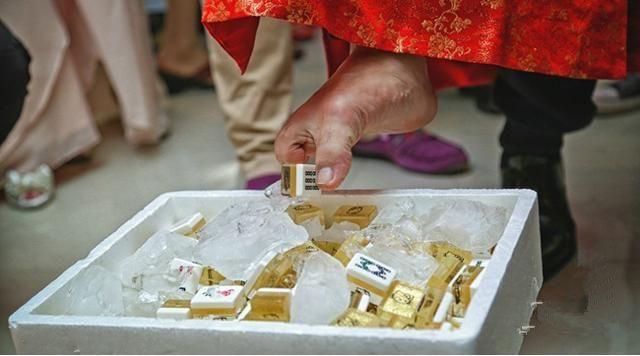 成都妹儿耍接亲游戏,把麻将、火锅、小龙虾都