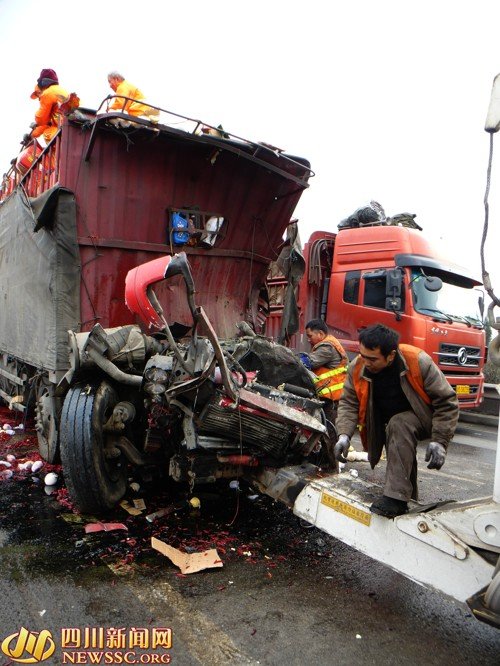 包茂高速公路达渝段惨烈车祸致2死数伤