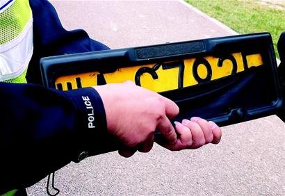 交警提示:婚车司机开超长豪车 必须要a1驾照