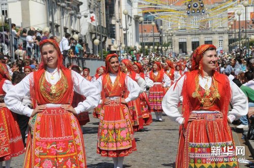 葡萄牙阿戈尼亚节的盛装游行