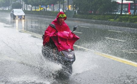 四川气象台发布暴雨预警 成都等多地倾盆大雨