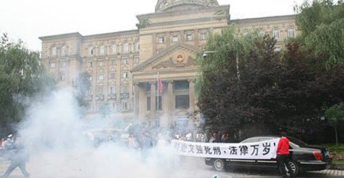 重庆市民拉横幅放鞭炮庆祝文强被执行死刑(组