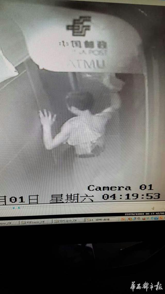 资阳男子想看取款机有多少钱 捡砖头对其猛砸