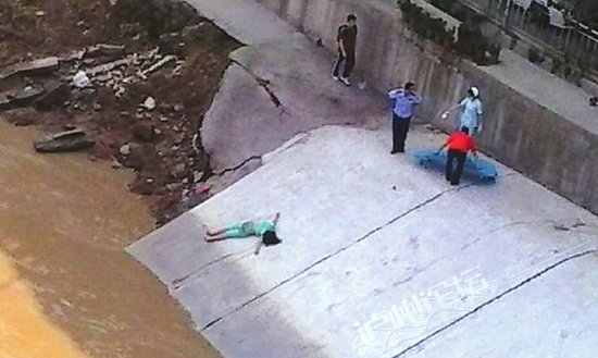 泸州女子沱江一桥旁跳下殒命 身份不明(图)