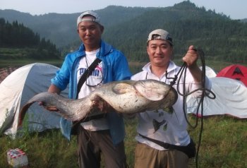 南充市民钓到鲢鱼王 重18公斤长1.3米(图)