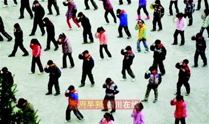 重庆一学校课间活动改革 700小学生大跳MJ舞