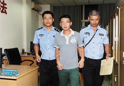 成都男子撞翻交警逃逸 亲人电话使其现身(图)